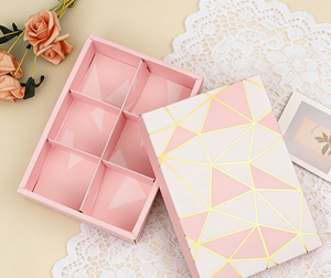 Caja de Regalo Geométrica Rosa y Blanca con Estampado Dorado y Seis Compartimentos, Fresca y Dulce, Ideal para Chocolates - Product Image 1