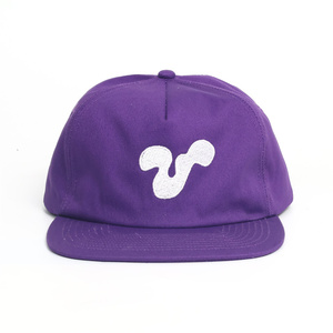 Cappello da papà a 5 pannelli non strutturato con visiera piatta, logo ricamato personalizzato e fibbia con etichetta - Product Image 3