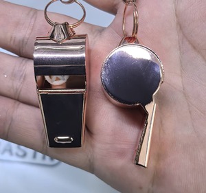 นกหวีดกีฬาสีทองพร้อมสายคล้องคอ นกหวีดผู้ตัดสินสแตนเลสสำหรับฟุตบอล บาสเกตบอล การฝึกซ้อมในโรงเรียน - Product Image 4
