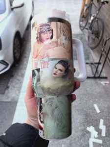 Tumbler Sottovuoto a Doppia Parete in Acciaio Inox 304 da 40oz, Design con Manico, Modello Taylor Eras 1989 Life Showgirl - Product Image 1