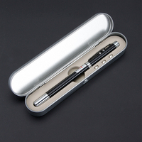 Pointeur Laser Rouge Rétractable Télescopique 5 en 1, Stylo Aimant, Lampe Torche LED et Stylo Bille avec Étui Métallique
