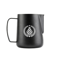 Pichet à latte en acier inoxydable de style italien avec bec verseur, surface texturée pour mousse, logo gravé au laser, design moderne et minimaliste