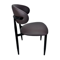 Chaise de salle à manger en cuir brun foncé fabriquée en Chine - Dossier incurvé, pieds en métal noir pour les espaces de salle à manger modernes et luxueux