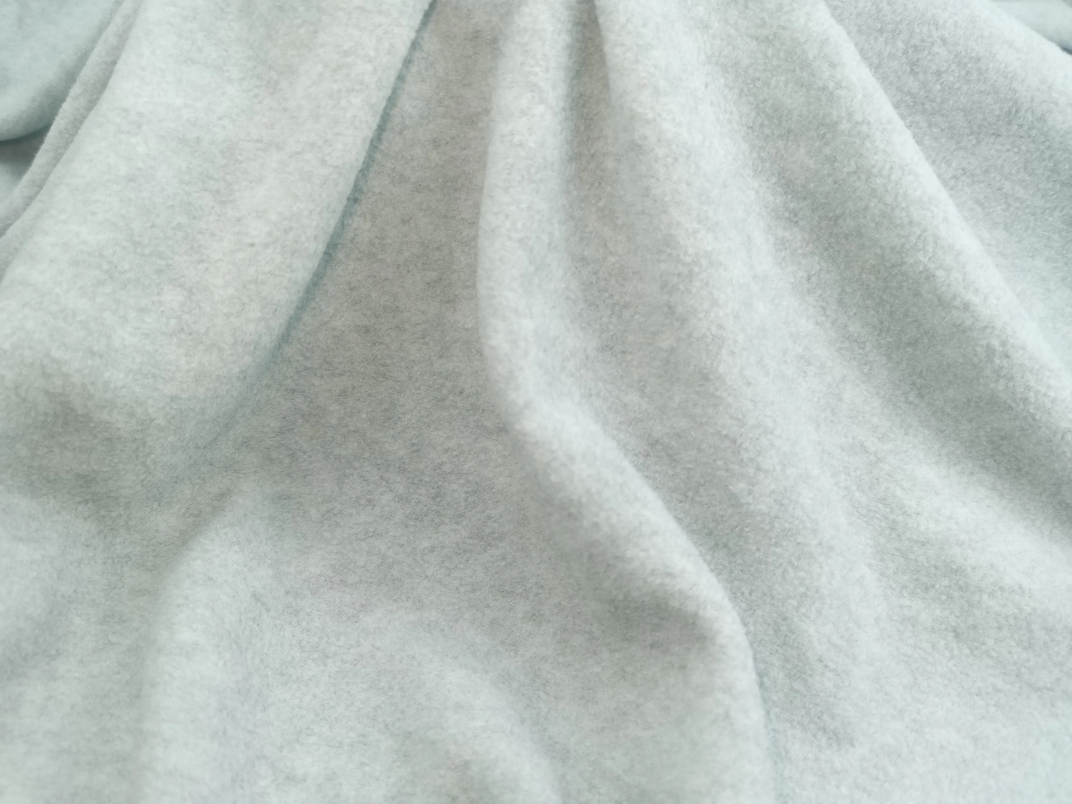Usine en gros super doux 100% polyester tricot mélange gris melange filé polaire tissu pour bébé vêtements à capuche