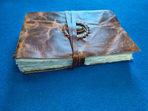 Nuevo cuaderno de cuero impreso de alta gama, encuadernado, con cubierta de cuero única, logotipo personalizado, papel ecológico y cierre con llavero. - Product Image 2