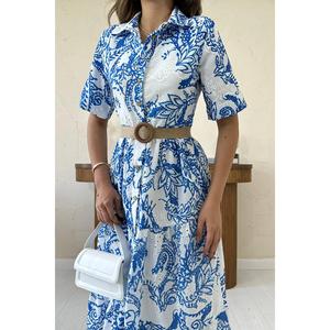 Robe de luxe bleue brodée avec manches à lacets, motif floral et uni en denim, longueur genou, automne (du XS au XL) - Product Image 1