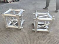 Structure en aluminium avec toit incurvé et écran LED pour scène extérieure portable, idéale pour expositions, concerts, événements et mariages, avec éclairage et sonorisation.
