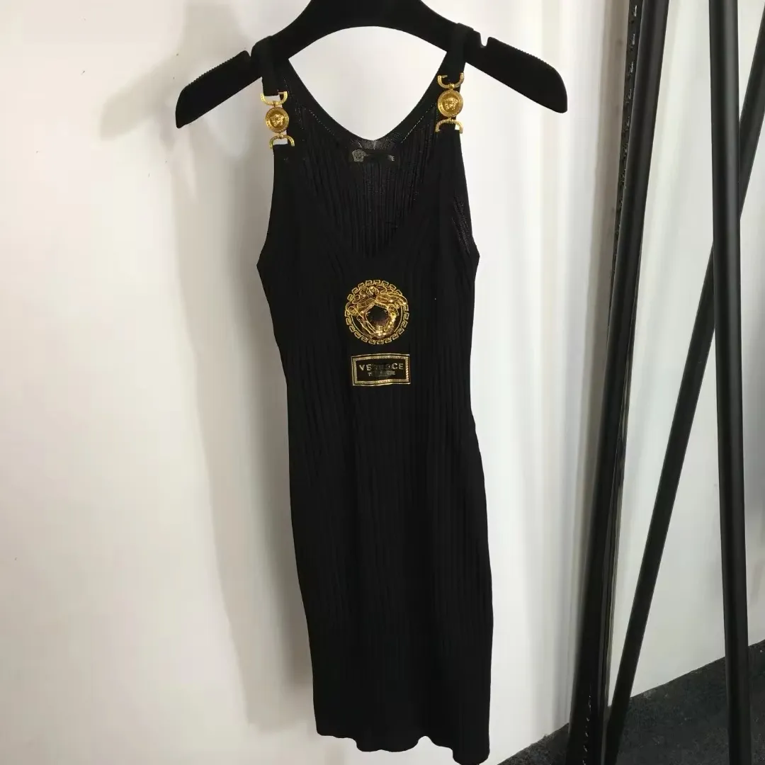 2024 yaz yeni ünlü marka tasarımcısı versa Medusa payetler altın iplik nakış portre altın toka örme askı elbise