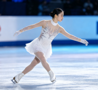 Robe de patinage artistique blanche à manches longues en Spandex/Nylon avec dos en maille découpée et jupe ornée de strass pour enfants, idéale pour la compétition