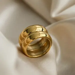 Anello grosso con fedi nuziali lisce in acciaio inossidabile placcato IP in oro 18 carati splendido anello in oro dettagliato per le signore
