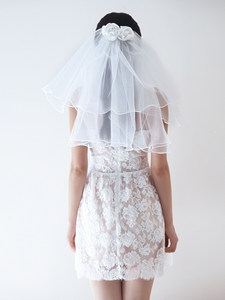 La Sposa è una Super Fata, con un Velo Floreale Bianco e un Accessorio per Capelli Corti con Bordo Soffice - Product Image 1