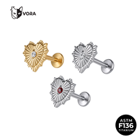 VORA ASTM F136 Titane Cœur rayonnant style soleil clou labret sans filetage à poussoir avec CZ rouge transparent pour cartilage d'oreille, hélix, tragus