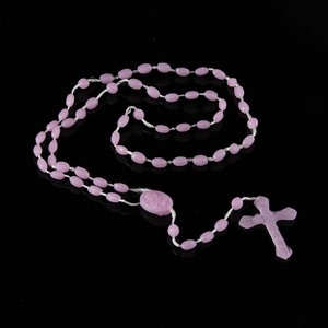 Bijoux religieux chrétiens en gros, pendentif croix en plastique qui brille dans le noir, chapelet, collier - Product Image 5
