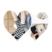 Chaussettes décontractées sportives rayées noir et blanc personnalisées pour femmes, idéales pour le quotidien, l'exercice, la détente à la maison et les cadeaux personnalisés
