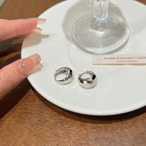 2025 ट्रेंडी रेट्रो होंग कांग शैली के पीतल की बालियां आधा घुमावदार चौड़ा ज्यामितीय पैटर्न फैशनेबल इंटरनेट सेलिब्रिटी सुई स्टड - Product Image 6