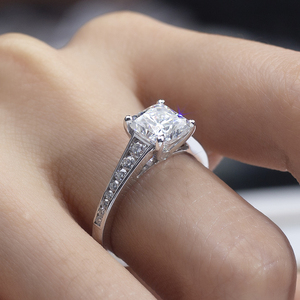 Anillo de diamantes con corte cojín de oro blanco de 14 quilates Messi Jewelry MSR-1402 para mujer - Product Image 6