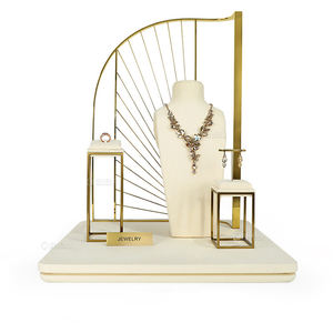 Expositor de Joyería Moderno con Busto de Maniquí Personalizado de Microfibra Negra para Pendientes y Collares - Product Image 1