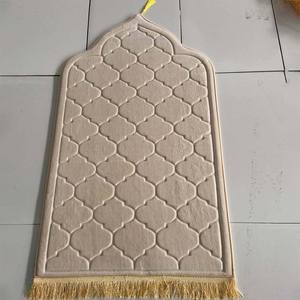 Flanellen gebedsmat voor moslims met antislip stippen aan de onderkant, ideaal voor thuis en in de moskee. - Product Image 1