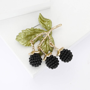Broche de aleación chapado en oro con forma de fruta de moras, con bayas de resina negra y hojas verdes, accesorio de joyería de moda para mujer - Product Image 1