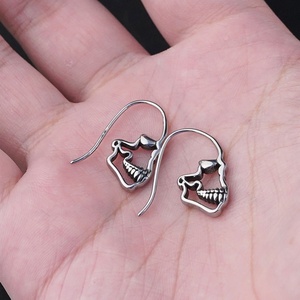 ต่างหูสแตนเลสชุบไทเทเนียมสำหรับผู้หญิง ดีไซน์หัวกะโหลก ขายส่งราคาถูก - Product Image 4