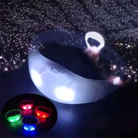 Finegreen Bracelet LED activé par le son Bracelet en plastique DMX télécommandé pour les fêtes de Noël et les mariages