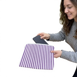 Funda acolchada para portátil hecha a mano con estampado floral, protectora y con cremallera, disponible con logotipo personalizado. - Product Image 1