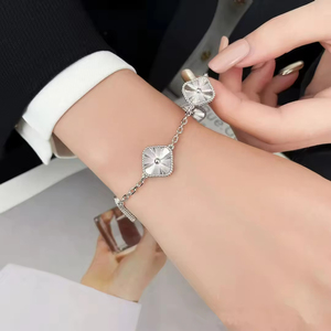 Bracelets pour femmes en acier inoxydable personnalisés en gros d'usine, trèfle à quatre feuilles, plaqué or 18 carats, édition romantique pour anniversaire - Product Image 3