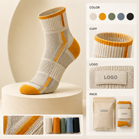 Chaussettes de compression à rayures en polyamide et élasthanne, avec panneau en maille tricotée asymétrique, soutien gradué du mollet, ajustement parfait, logo et emballage assortis.