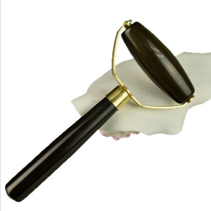 All'ingrosso <span class=keywords><strong>pietra</strong></span> naturale Guasha Set testa collo SPA massaggiatore giada massaggio del <span class=keywords><strong>viso</strong></span> rullo Black Bian <span class=keywords><strong>pietra</strong></span> rullo <span class=keywords><strong>per</strong></span> il <span class=keywords><strong>viso</strong></span> - Product Image 1