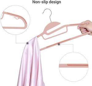 Cintres minimalistes roses en plastique avec crochets en acier inoxydable, antidérapants, gain de place, pour rangement de vêtements dans la garde-robe - Product Image 5