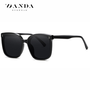 แว่นกันแดด Danda รุ่น C01 P01 สีดำเงา ลายเกล็ดสีเทา สำหรับทุกเพศ ป้องกันรังสียูวี 400 เหมาะสำหรับการมองเห็นในเวลากลางคืน การขับขี่ และการเดินทาง - Product Image 3