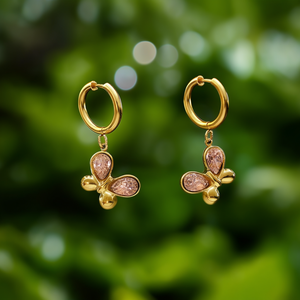 Pendientes de Moda con Diseño de Mariposa en Acero Inoxidable 316L Chapado en Oro con Cristales Rosados - Product Image 3