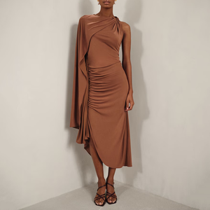 Elegante <span class=keywords><strong>Abito</strong></span> <span class=keywords><strong>Midi</strong></span> Asimmetrico da Donna Color Cammello con Manica a Mantella <span class=keywords><strong>Monospalla</strong></span> e Orlo Arricciato - Product Image 3