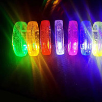 Vente en gros de bracelets clignotants fluorescents en acrylique à LED, accessoires de bar de concert lumineux pour enfants, décorations de fête de Noël amusantes