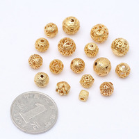 Perles creuses en laiton plaqué or mat JS1672, motif floral rond avec inscription chinoise « Fortune », pour la fabrication de bijoux fantaisie