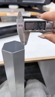 Tubo Hexagonal de Aluminio 6063 T6, Anodizado Negro, Lacado Transparente, Resistente al Fuego, Anticorrosión, Duradero, de Fábrica