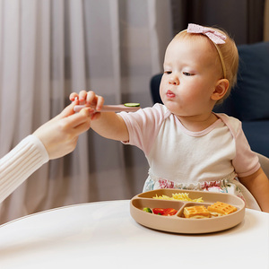 Plato de Silicona para Bebé con Divisiones, Libre de BPA, Plato de Alimentación con Succión, Juego de Vajilla de Silicona para Bebés y Niños, Plato Antideslizante de Grado Alimenticio - Product Image 2