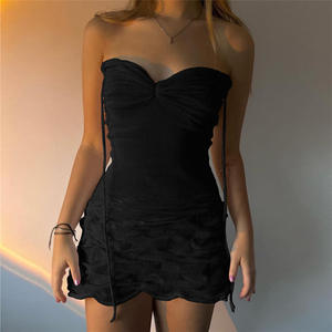 Nouvelle mode d'été douce tricotée à épaules dénudées plissée sexy robe courte serrée, associée à un costume de mode pour femmes - Product Image 3