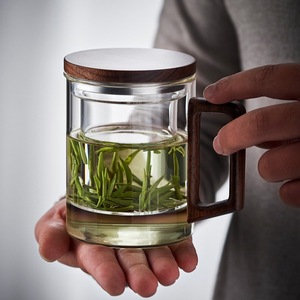 Bouteille d'eau en verre borosilicate avec logo personnalisé, infuseur à thé, couvercle et poignée en noyer, résistance aux hautes températures - Product Image 2