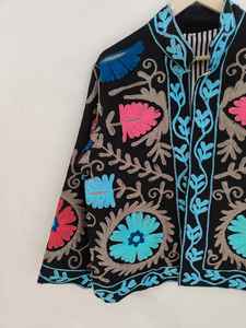 Chaqueta Suzani Negra de Algodón con Bordado Floral Colorido, Abrigo Boho, Chaqueta Bordada Suzani Hecha a Mano, Abrigo Floral Boho Negro - Product Image 4