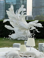 Installation artistique de mariage personnalisée : toile de fond moderne en cercle incurvé avec organza de soie blanc pour la décoration de scène d'événements et de fêtes