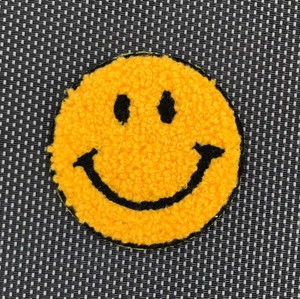 Toppa Termoadesiva in Ciniglia Gialla con Faccina Sorridente, Distintivo Applicabile Fai da Te per Giacche, Jeans, Zaini, Cappelli e Riparazione Abbigliamento - Product Image 1