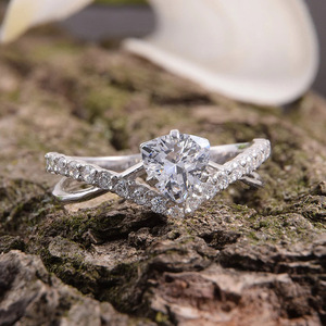 Anello a doppio strato a triangolo per donna, elegante gioiello da dito per matrimonio e uso quotidiano - Product Image 3