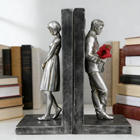Porte-livres sculptural contemporain de luxe créatif pour couple avec motif pour la décoration du salon, ornements d'art, artisanat en résine