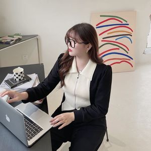 Veste tricotée de style français grande taille avec col à revers et fermeture éclair, coupe ajustée pour femme, noir et vert N8275 - Product Image 5