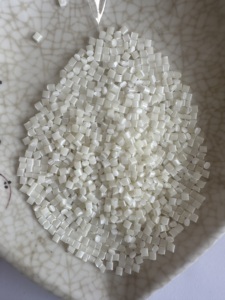 Granulés de plastique EVA de haute qualité 18% 28% pour le moulage de pantoufles et de chaussures <span class=keywords><strong>Crocs</strong></span>, matériau en mousse EVA durable - Product Image 2