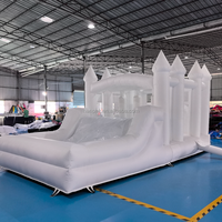 Château gonflable blanc avec toboggan double piste, structure gonflable de qualité commerciale pour mariages, anniversaires et événements