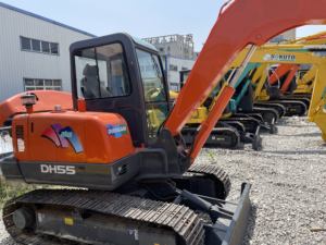 Miniexcavadora Usada Doosan DH55 de 5.5 Toneladas con Motor Fawde, Bomba Hidráulica Doosan, Caja de Cambios, Motor y Rodamientos - Product Image 3
