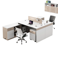 Bureau de bureau moderne simple à quatre places avec panneau de séparation pour bureau financier des employés