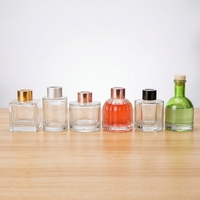 Diffuseur de parfum en verre avec bâtonnets en fibre, directement du fabricant, pour la décoration intérieure et le marché B2B hôtelier